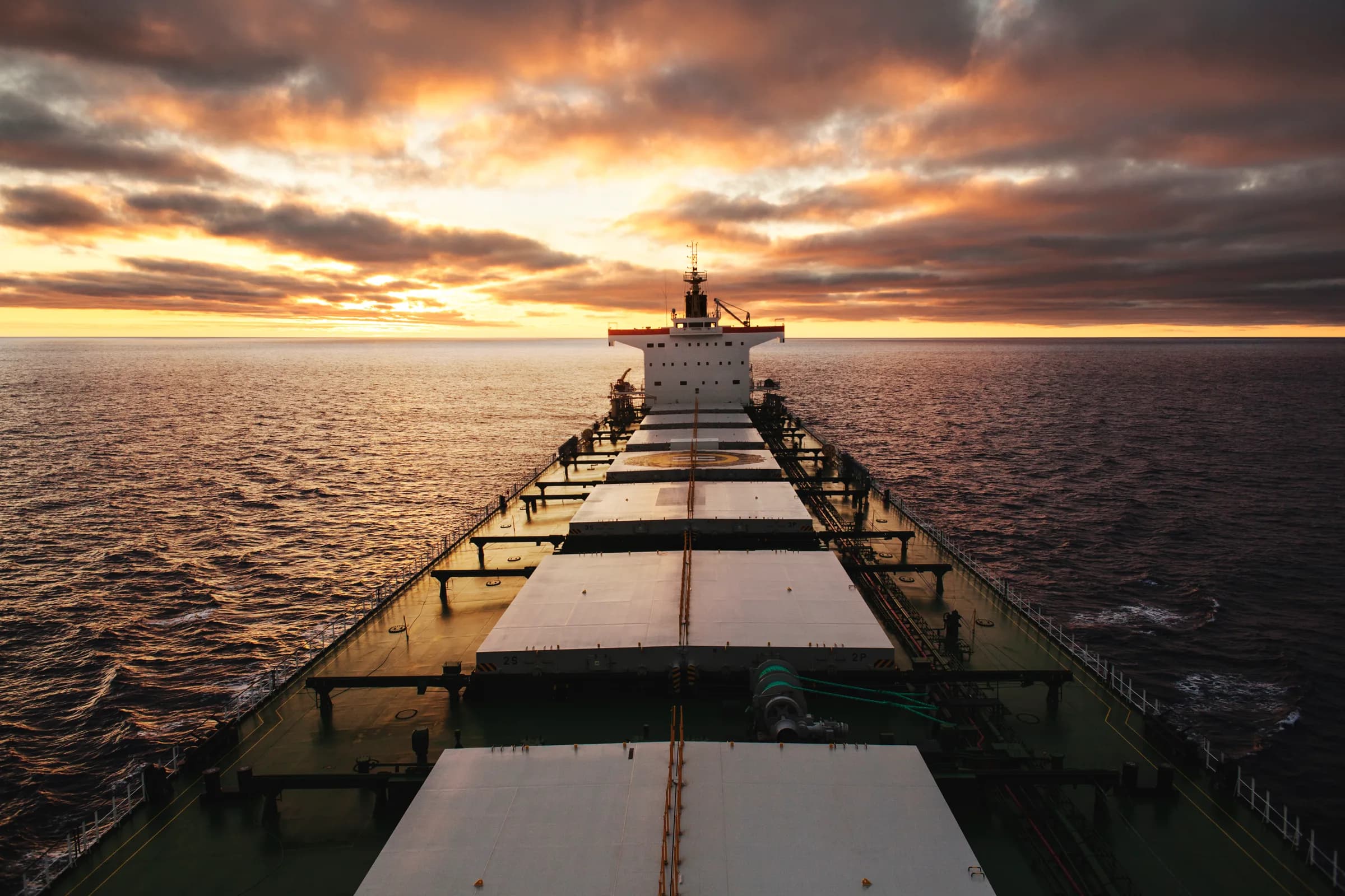 Bulk carrier på åpent hav ved solnedgang